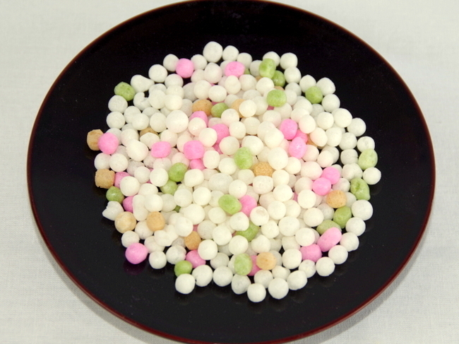 玉あられ（たまあられ）もち米を主原料に作られた軽くてカリッとしたお菓子です。そのままでも、トッピングでもご使用いただけます。