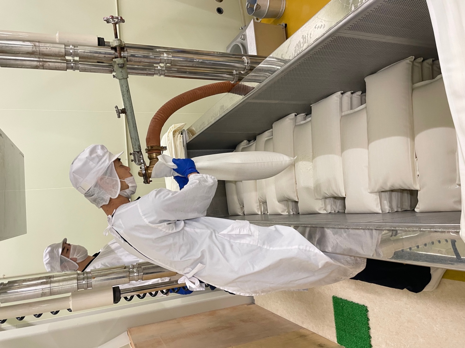 今錦の日本酒は伝統的な酒槽（さかぶね）搾り（全量）