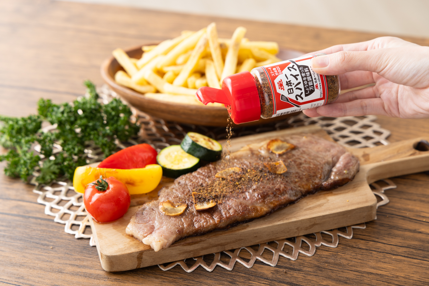 日本一スパイスはBBQやステーキなどのお肉にはもちろん、野菜炒め、焼そば、フライドポテト、卵かけごはん、バターでの炒め物などにぴったりです